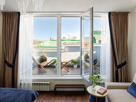 Minin Apartments на Караванной 11 (мансарда с 2 балконами)